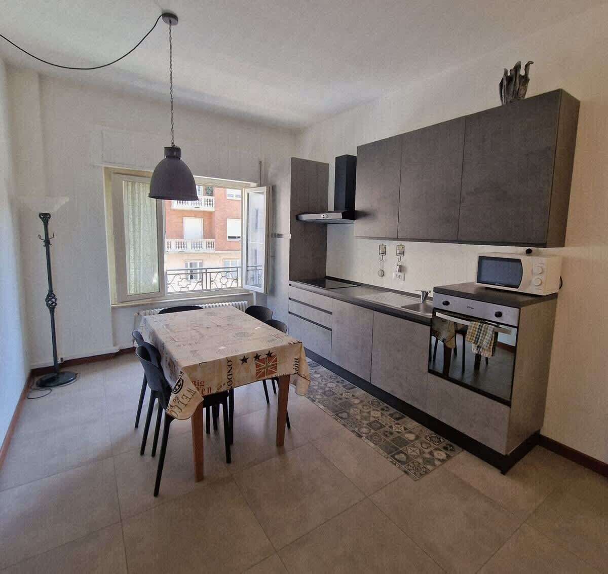 Een koelkast, een magnetron, een oven, een koffiezetapparaat/waterkoker