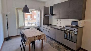 Een koelkast, een magnetron, een oven, een koffiezetapparaat/waterkoker