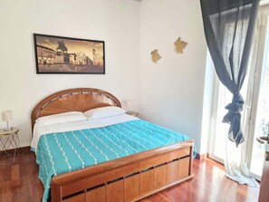 2 slaapkamers, een strijkplank/strijkijzer, gratis wifi, beddengoed