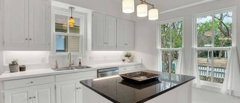 冷蔵庫、電子レンジ、オーブン、コンロ