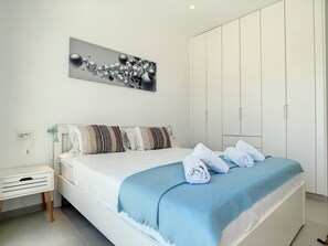 3 chambres, fer et planche à repasser, Wi-Fi gratuit, draps fournis