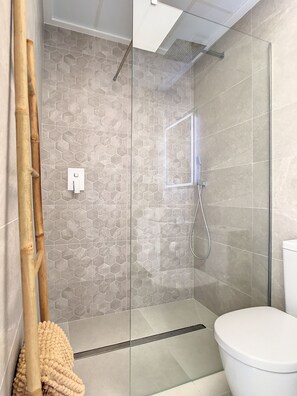 Shower, hair dryer, towels, toilet paper
