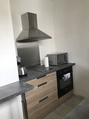 Réfrigérateur, four, plaque de cuisson, cafetière/bouilloire