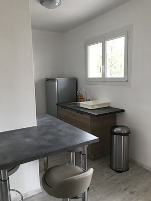 Réfrigérateur, four, plaque de cuisson, cafetière/bouilloire