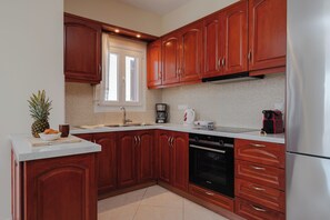 Fridge, oven, stovetop, coffee/tea maker
