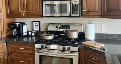 Cozy 3-bedroom home on the waterfront, dog friendly!