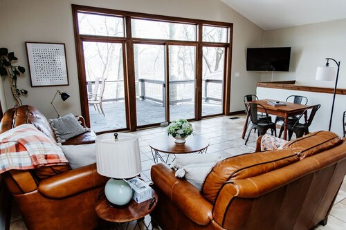 Cozy 3-bedroom home on the waterfront, dog friendly!