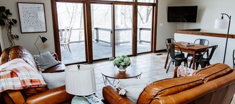 Cozy 3-bedroom home on the waterfront, dog friendly!