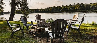 Cozy 3-bedroom home on the waterfront, dog friendly!