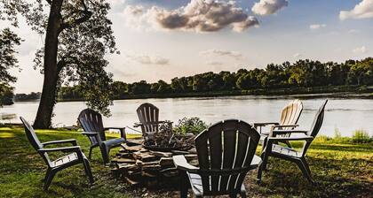 Cozy 3-bedroom home on the waterfront, dog friendly!
