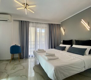 Ein modernes Schlafzimmer mit einem großen Bett, einem Schreibtisch und einem Stuhl.