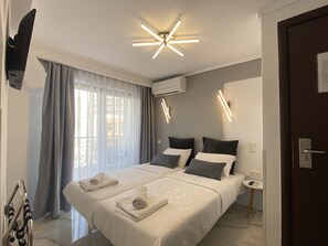 Deluxe Double Room | Premium bedding, minibar, soundproofing, free WiFi - Casa Primavera (Thessaloniki)
