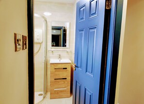 Shower, towels - Tralee Townhouse Holiday Home (Tralee)