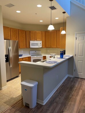 冷蔵庫、電子レンジ、オーブン、コンロ