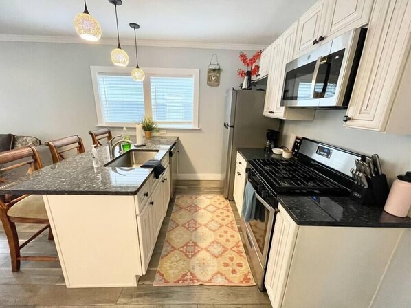 Réfrigérateur, four à micro-ondes, un four, surface de cuisson