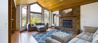 Breathtaking Ocean, Mountain & Juneau Views