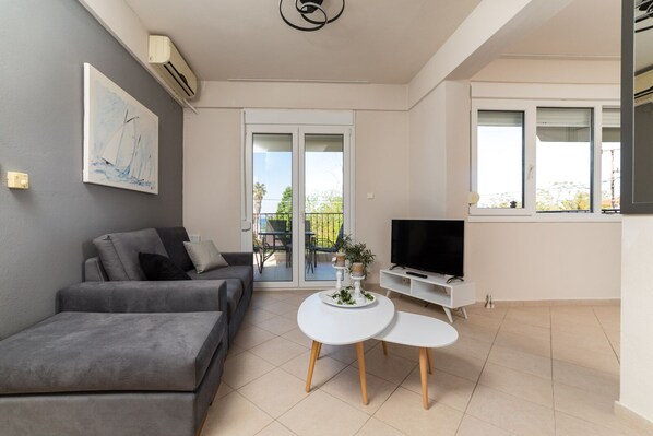 复式 | 起居区 | 42-英寸智能电视 (配备数码频道)、电视