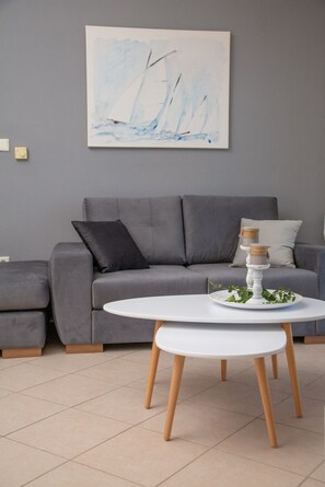 Duplex | Living area | 42-inch Smart TV with digital channels, TV - Pigadaki Villas Polychrono (Kassandra)