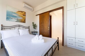 3 habitaciones, cortinas blackout y tabla de planchar con plancha 