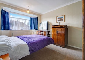 2 bedrooms, iron/ironing board, travel crib