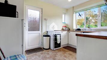 Fridge, microwave, oven, coffee/tea maker