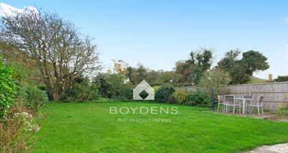 A delightful bungalow ideally located in a quiet tree-lined avenue and close to the seafront