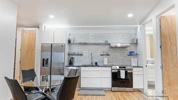 Geladeira, micro-ondas, fogão, cooktop