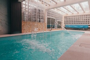 Indoor pool - Joy Beach House (Marinha Grande)