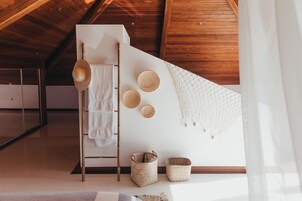 Decoración personalizada, wifi gratis y ropa de cama