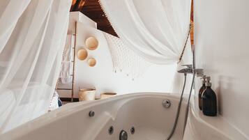 Habitación de lujo doble | Baño | Secador de pelo, albornoces, zapatillas y bidé