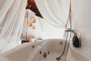 Doppia Luxury | Bagno | Asciugacapelli, accappatoio, pantofole, bidet