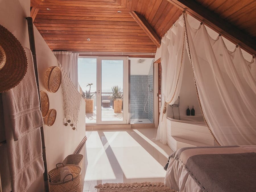 Kamar Double Mewah | Didekorasi berbeda-beda, Wi-Fi gratis, dan seprai linen