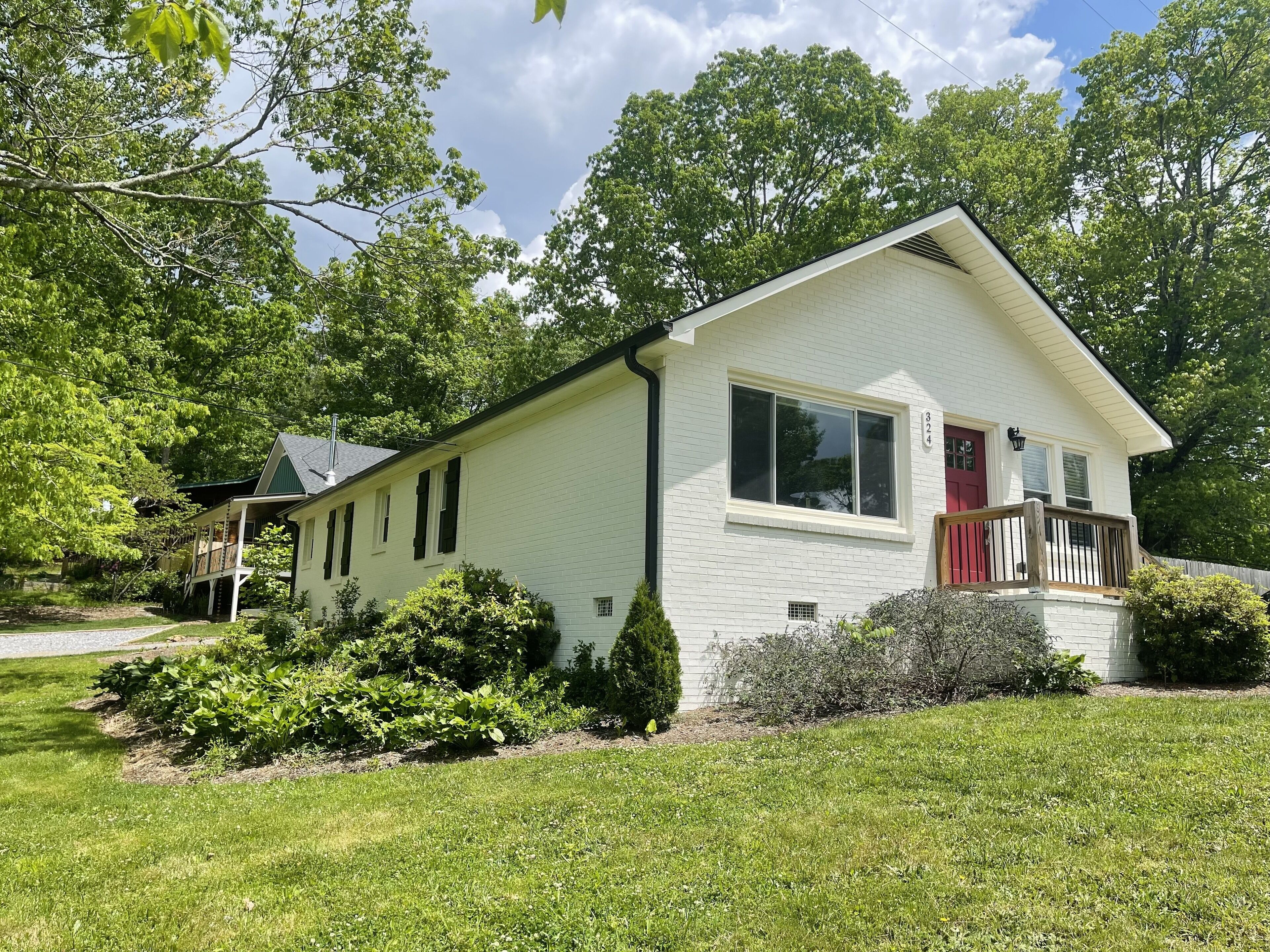 Charming cottage minutes from downtown Black Mountain! 