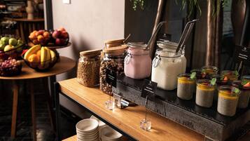 Se ofrece un desayuno bufé todos los días (por un coste adicional)