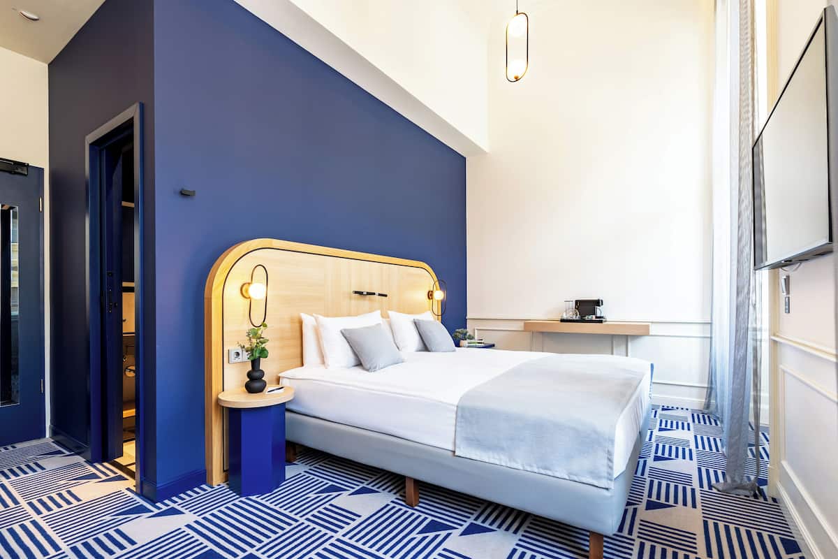 DELUXE DOUBLE ROOM