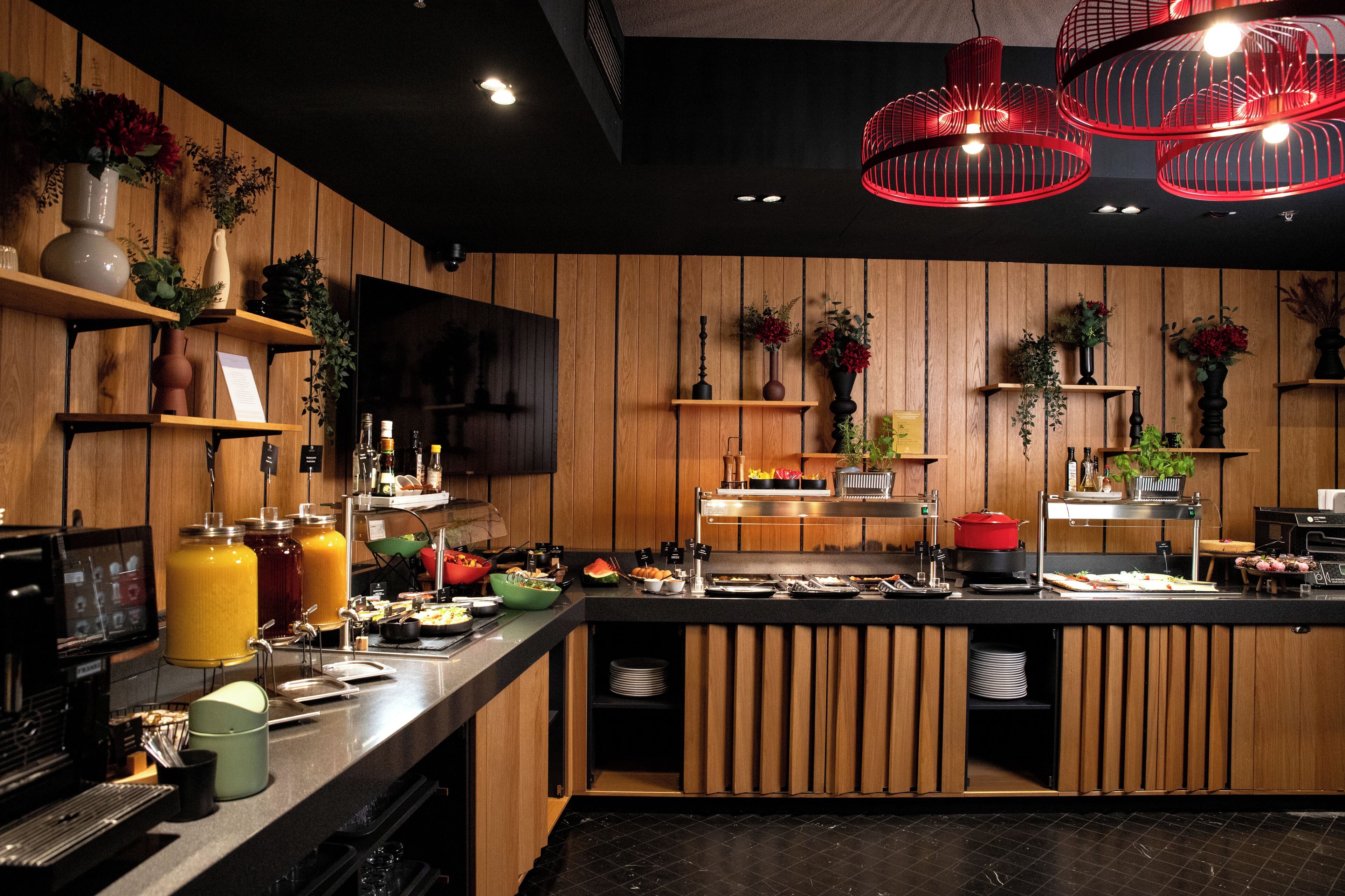 Sarapan bufet setiap hari (EUR 18 seorang) 