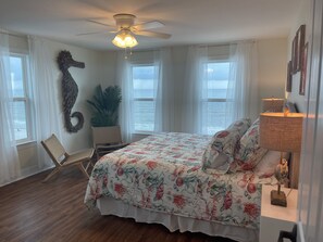 5 bedrooms, iron/ironing board, WiFi, bed sheets - ON THE BEACH! 5 BEDROOMS EACH WITH PRIVATE BATHS LARGE PORCHES (Port St. Joe)