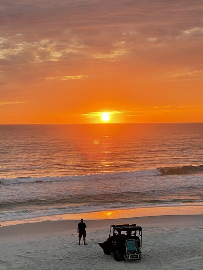 ON THE BEACH! 5 BEDROOMS EACH WITH PRIVATE BATHS LARGE PORCHES