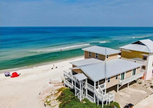 ON THE BEACH! 5 BEDROOMS EACH WITH PRIVATE BATHS LARGE PORCHES