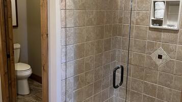 Regadera, tina de hidromasaje, toallas, jabón