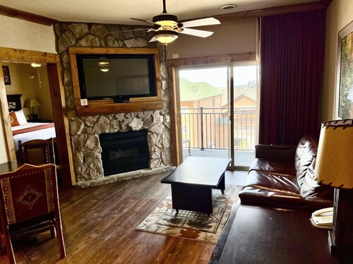 3/14 - 3/21 WESTGATE Gatlinburg-3 BR Villa Sleeps 12 - 12 WATERPARK Passes