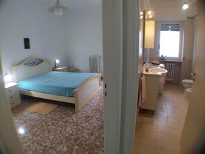 2 Schlafzimmer, Bügeleisen/Bügelbrett
