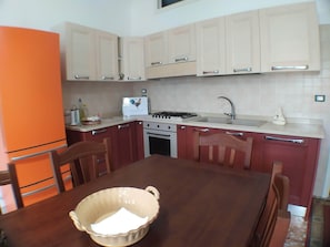 Frigorifero, forno, piano cottura, lavastoviglie