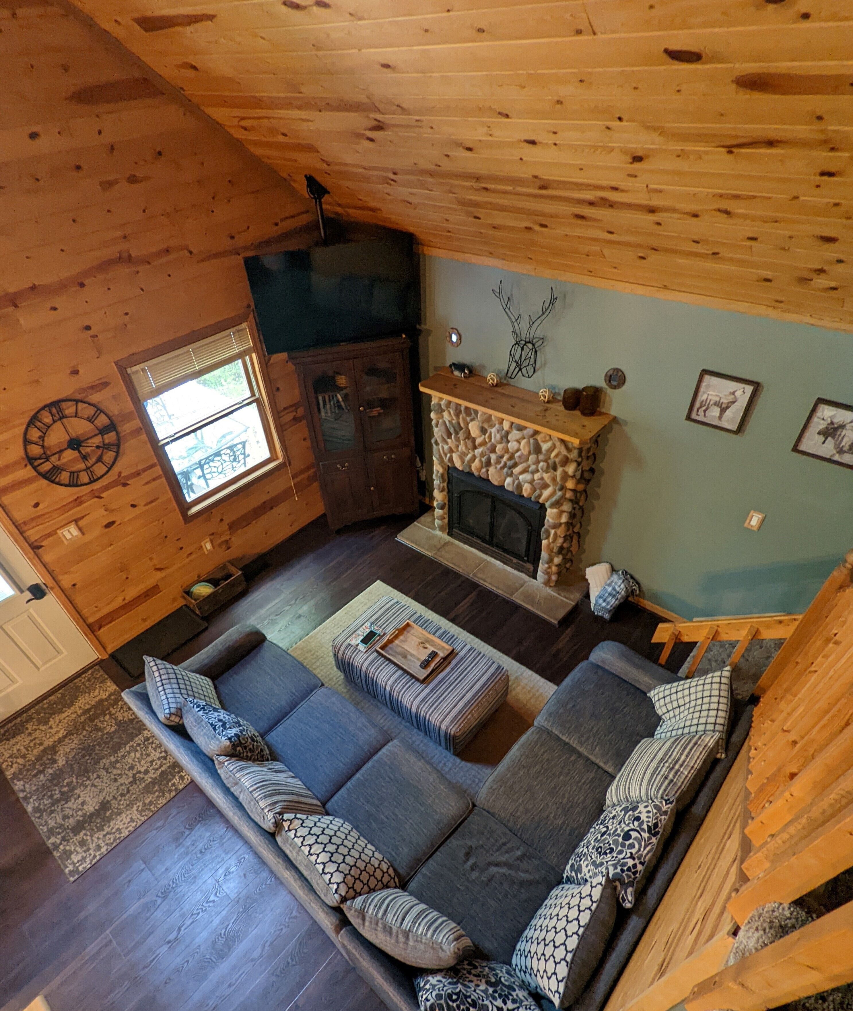 TV connectée, cheminée, livres