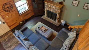 TV connectée, cheminée, livres