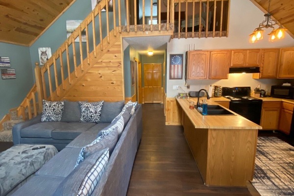 Smart TV, caminetto, libri