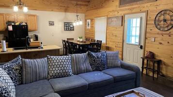 TV connectée, cheminée, livres