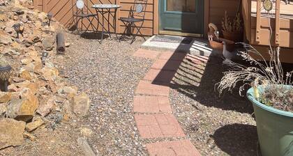 Private Apartment, 1 bedroom, 1 full bathroom, living room & kitchenette