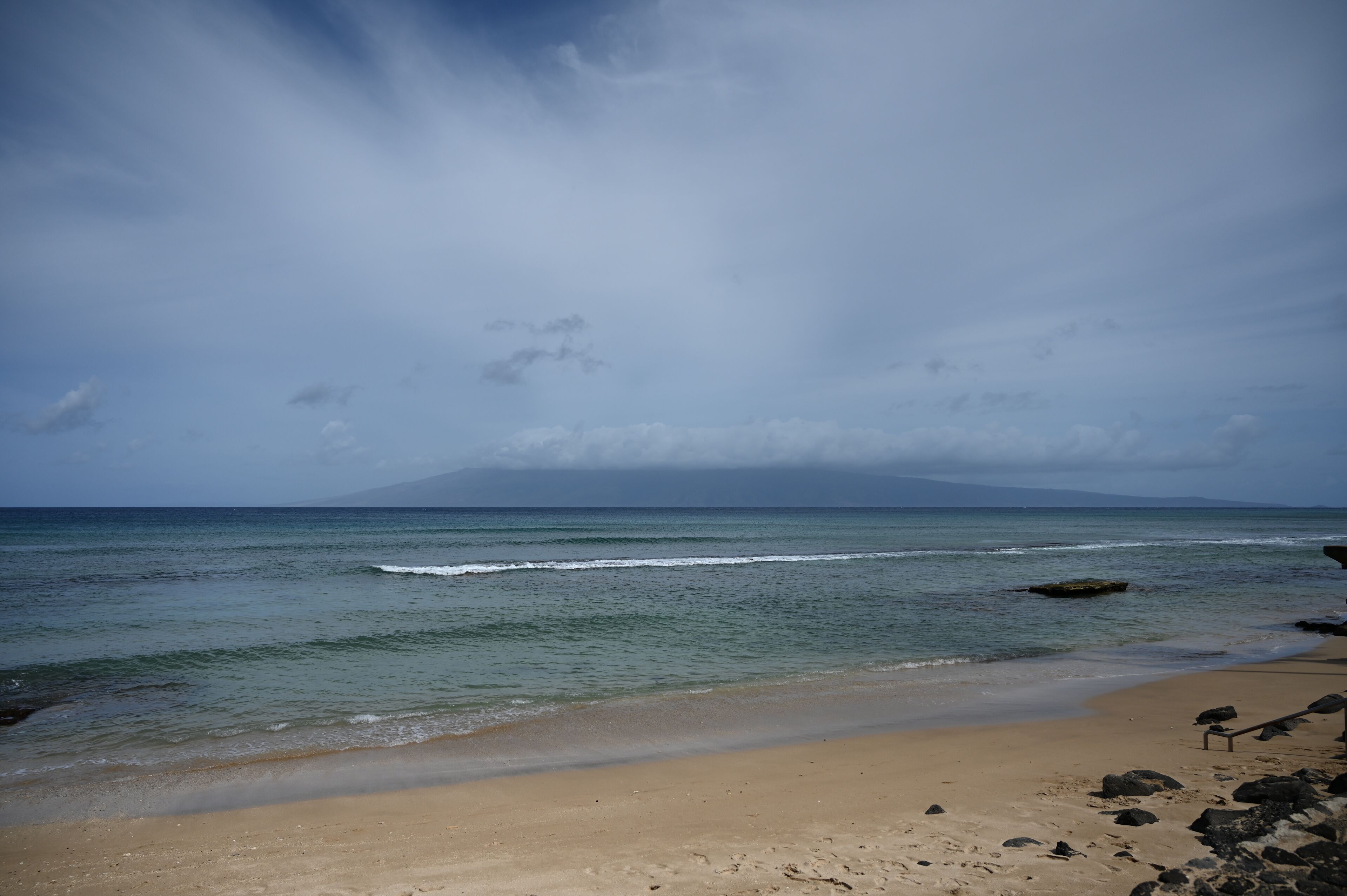 En la playa, camastros y toallas de playa 