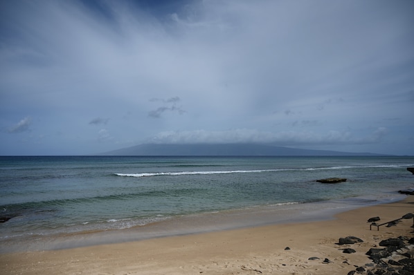 En la playa, camastros y toallas de playa 